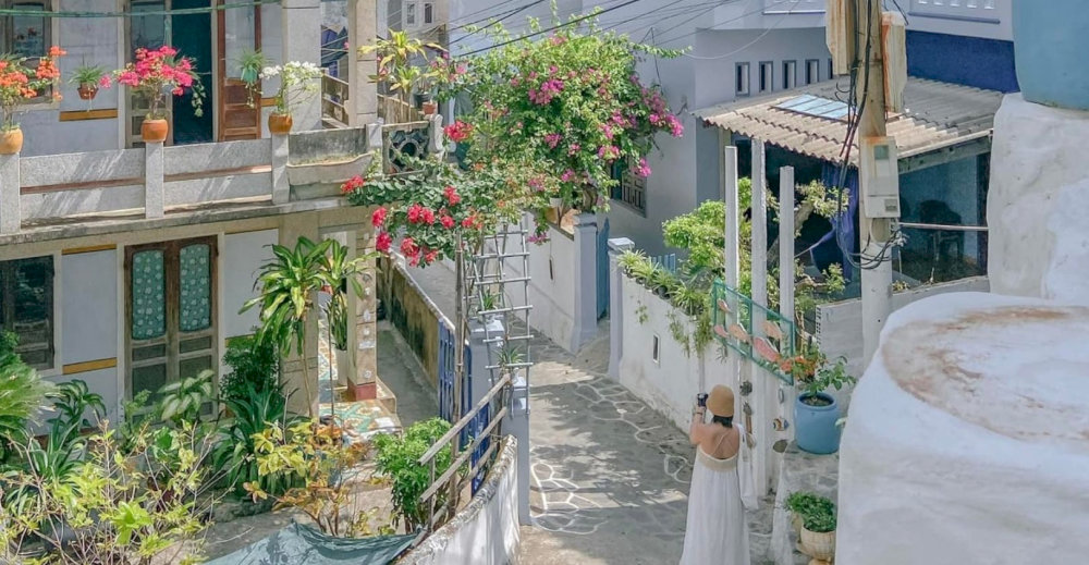 The sloping paths and white-and-blue painted houses in Nhon Ly fishing village are reminiscent of the beauty of Santorini 